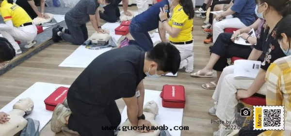 五(wǔ)大(dà)湖(hú)环(huán)保小黃人(rén)應(yìng)急救護知識技能(néng)培訓