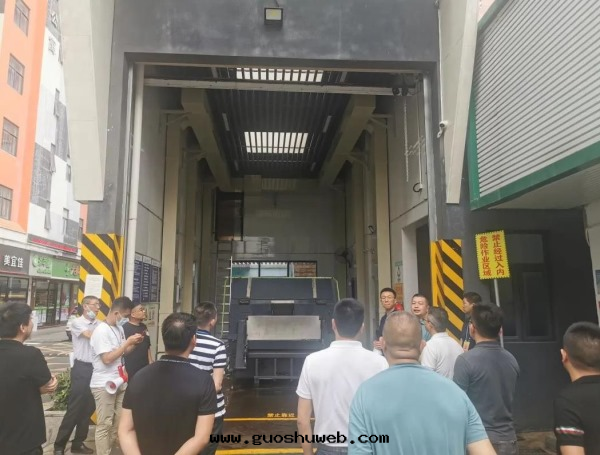 市領導實(shí)地(dì)考察智能(néng)除臭一(yī)體(tǐ)化(huà)系(xì)統